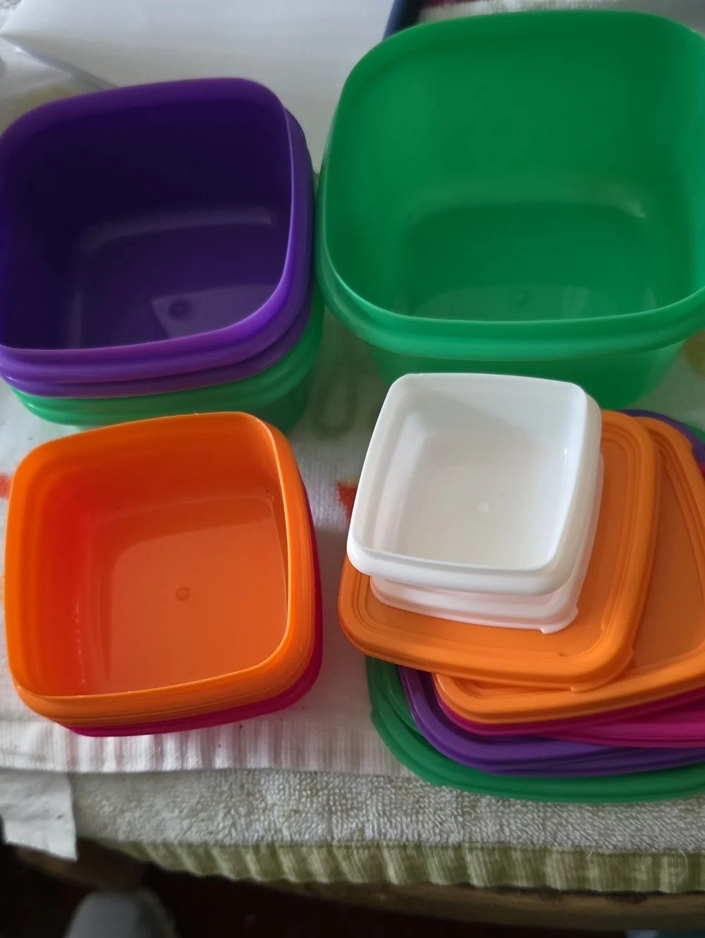 Colorful Plastic Storage Bowl Set – Green, Purple, Orange, White, and Red
